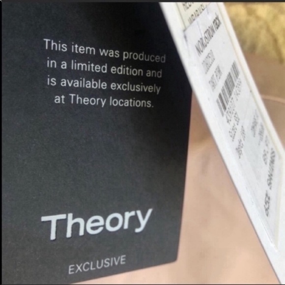 Theory Women's Sleeveless Relaxed Wrap Vneck Top
Silk NWT! sold out ! Exclusive - Picture 6 of 10